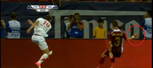 Cea mai controversata faza a meciului! Dinamovistii au URLAT penalty la Pinto! Vezi aici faza in slow-motion si spune ce vezi! VIDEO