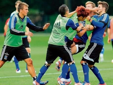 BATAIE ca-n filme la antrenamentul lui Hamburg: Un jucator a fost facut KO! Motivul INCREDIBIL pentru care s-au batut: FOTO_3