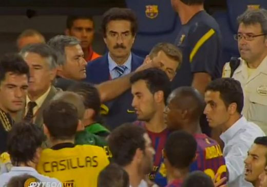 Nu ma trag de sireturi cu Florentino ca Gigi si Borcea :) Rosell il lasa pe Tito FARA aparare in fata lui Mourinho! Tito e MANCAT DE VIU!