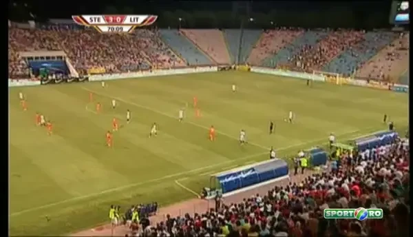 Stoichkov a lovit un suporter al Stelei cu sticla de apa! Vezi VIDEO cu reactia bulgarului si ce-a urmat dupa: