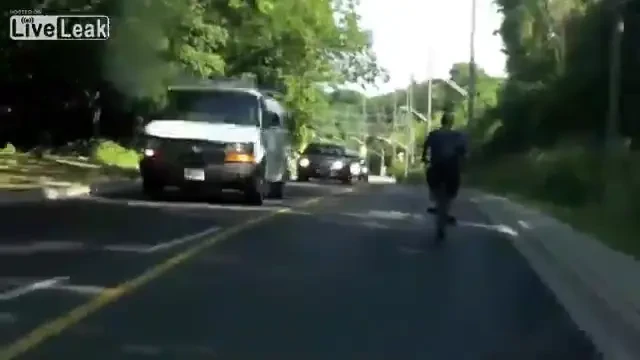 SUPER VIDEO Ce pateste un tip BEAT MORT pe bicicleta! Trebuie sa vezi asa ceva! :))