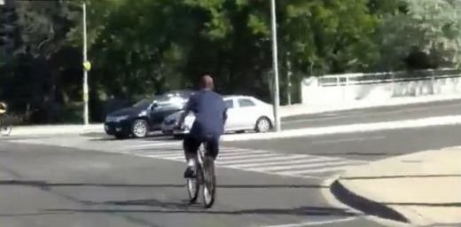 Clipul ZILEI! Ce patesti daca te urci BEAT MORT pe bicicleta! SUPER VIDEO :))