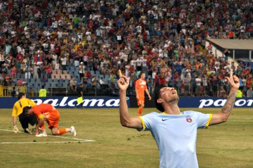 VIDEO Mihai Costea, in GENUNCHI in fata fanilor! JURAMANTUL facut galeriei dupa ce l-au botezat CRUDUTA!