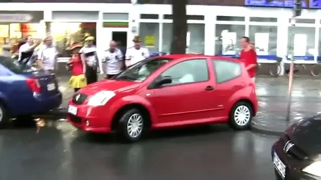 Opt suporteri BETI ii fac galerie unei femei cand parcheaza :)) Vezi ce se intampla in final! VIDEO GENIAL