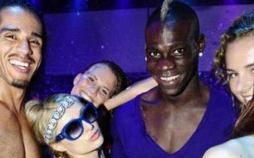 FOTO Balotelli a dat LOVITURA! Cine e blonda MILIARDARA cu care a petrecut la Ibiza!