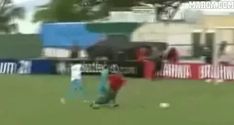 Ultima bijuteria a lui Neymar: nu te poti uita la reluare :)) Vezi cum si-a umilit un coleg la antrenament! VIDEO