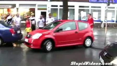 VIDEO CRI-MI-NAL! Biata femeie! Ce se intampla cand se intalnesc niste fani nemti beti si o muiere la volan care incearca sa parcheze!