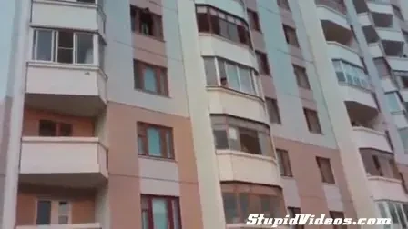 Trebuie sa fii HANDICAPAT sa faci asa ceva! S-a aruncat de la etajul 4 doar ca stranga LIKE-uri pe Facebook! Ce l-a asteptat JOS: VIDEO