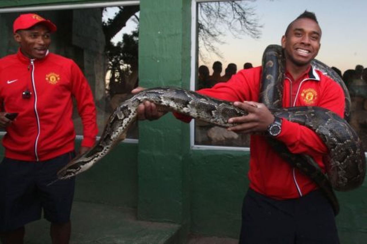 Imagini senzationale: Man United, cumparata de un TRIB din Africa! Jucatorii au fost obligati sa faca poze cu mascota: un sarpe care tocmai mancase un om :)_1