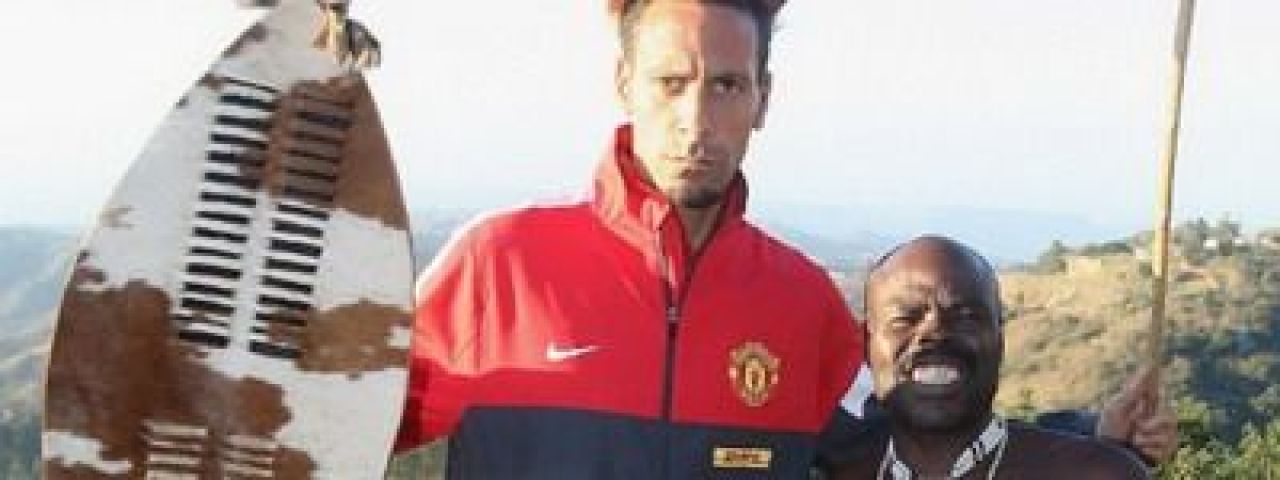 Imagini senzationale: Man United, cumparata de un TRIB din Africa! Jucatorii au fost obligati sa faca poze cu mascota: un sarpe care tocmai mancase un om :)_4