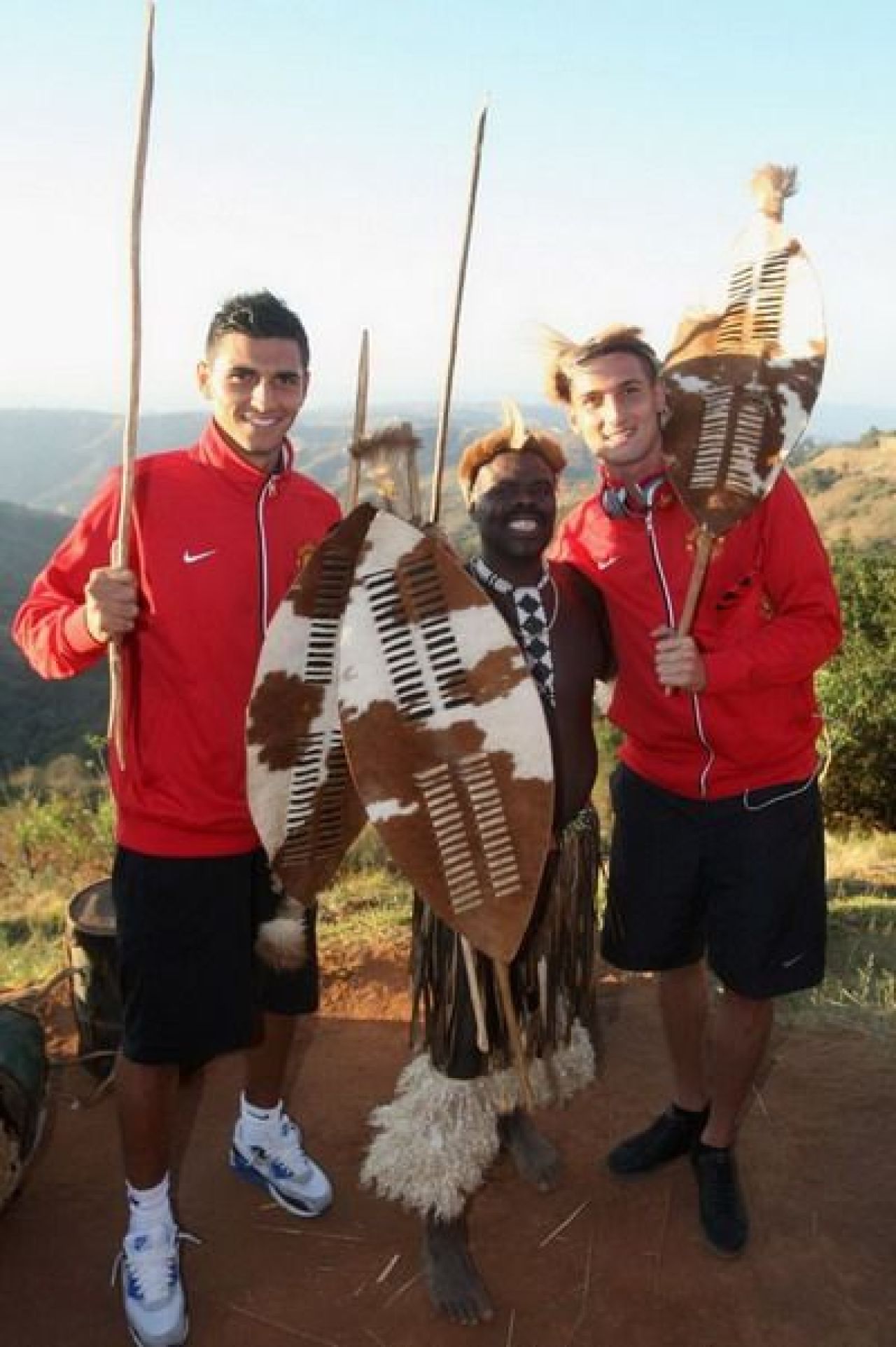 Imagini senzationale: Man United, cumparata de un TRIB din Africa! Jucatorii au fost obligati sa faca poze cu mascota: un sarpe care tocmai mancase un om :)_5