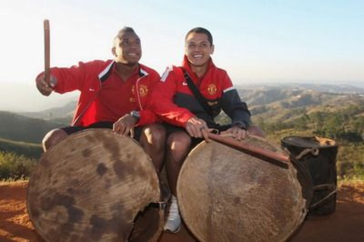 Imagini senzationale: Man United, cumparata de un TRIB din Africa! Jucatorii au fost obligati sa faca poze cu mascota: un sarpe care tocmai mancase un om :)_7