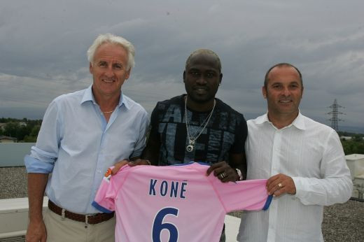 A fugit din Romania dupa ce sotia a fost UMILITA intr-un restaurant pentru ca era de culoare! Cel mai bun mijlocas din Liga I va juca in ROZ! Ce echipa l-a luat