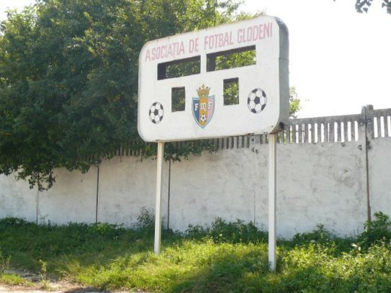 FOTO FABULOS! Mai rau de atat NU se poate! N-ai vazut niciodata asa ceva! Cum arata stadioanele in Moldova_3