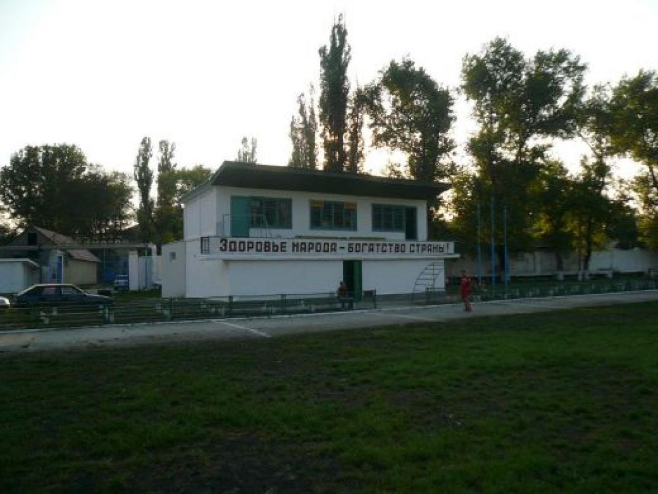 FOTO FABULOS! Mai rau de atat NU se poate! N-ai vazut niciodata asa ceva! Cum arata stadioanele in Moldova_6