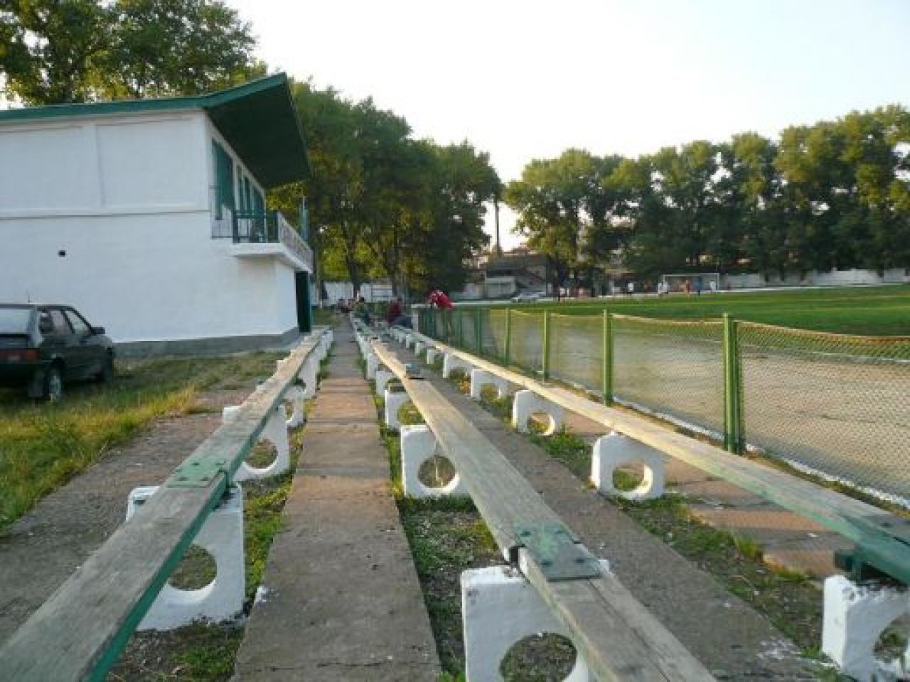 FOTO FABULOS! Mai rau de atat NU se poate! N-ai vazut niciodata asa ceva! Cum arata stadioanele in Moldova_7