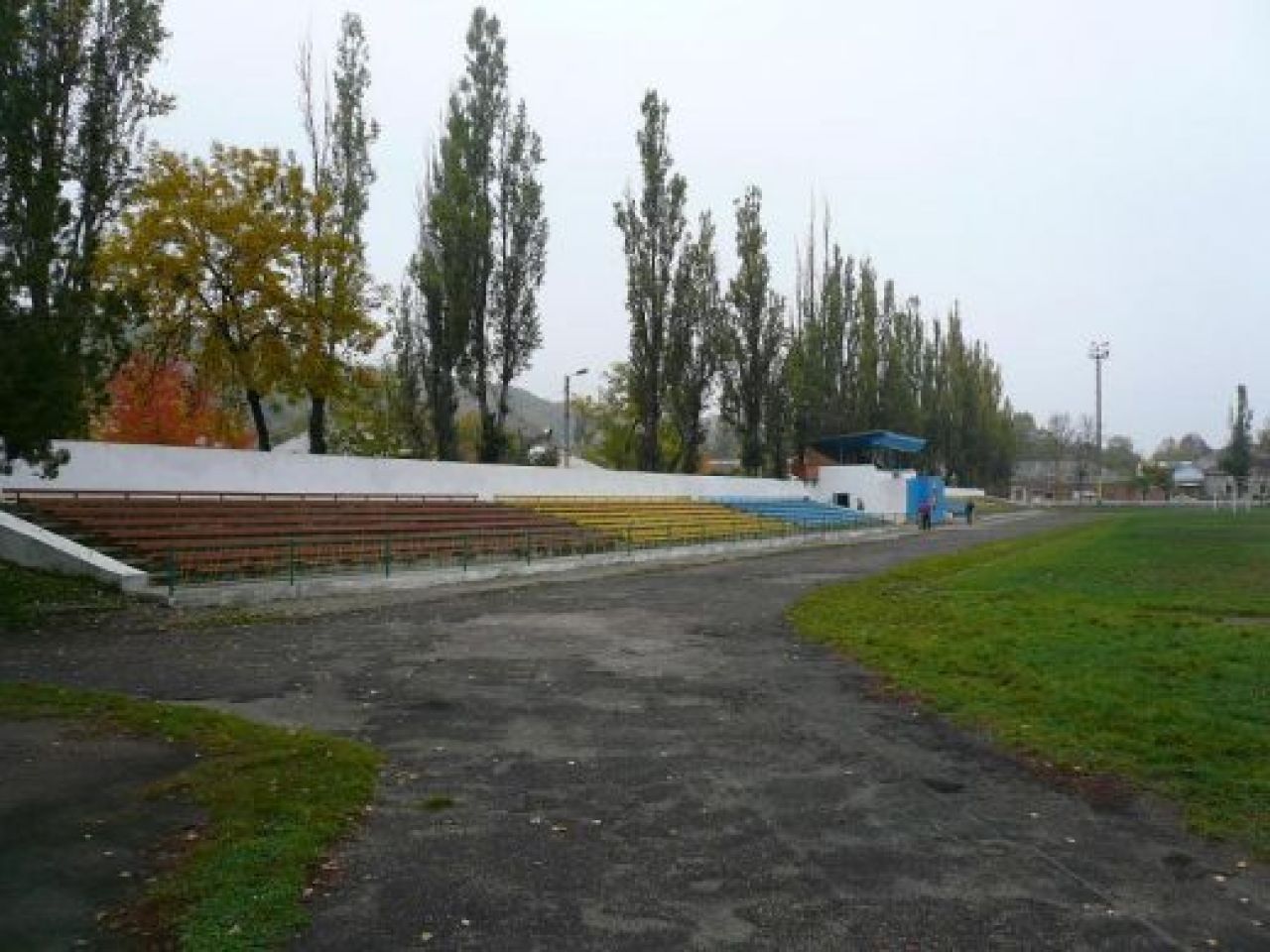 FOTO FABULOS! Mai rau de atat NU se poate! N-ai vazut niciodata asa ceva! Cum arata stadioanele in Moldova_10