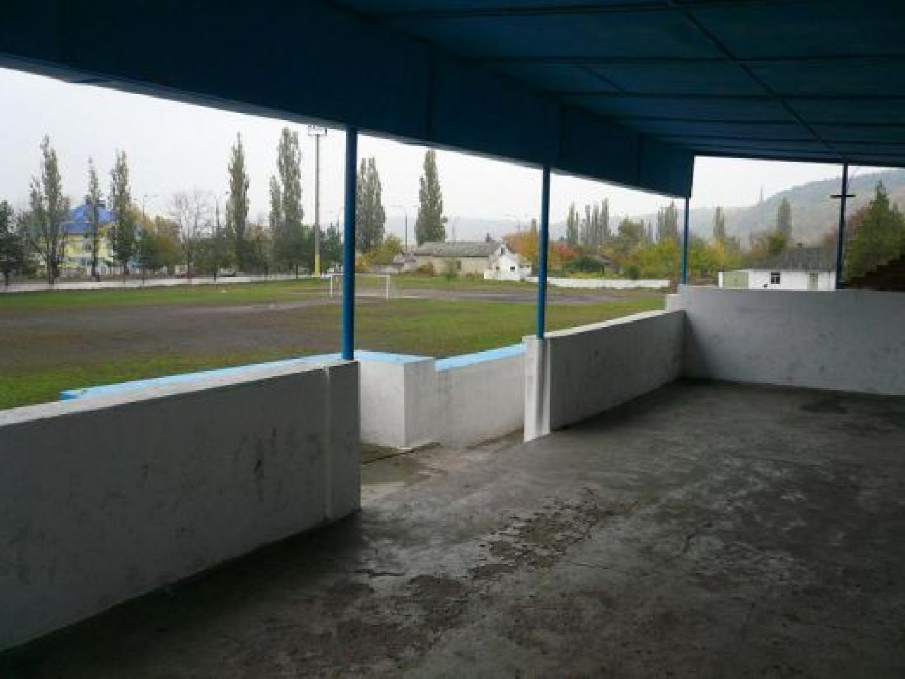 FOTO FABULOS! Mai rau de atat NU se poate! N-ai vazut niciodata asa ceva! Cum arata stadioanele in Moldova_12