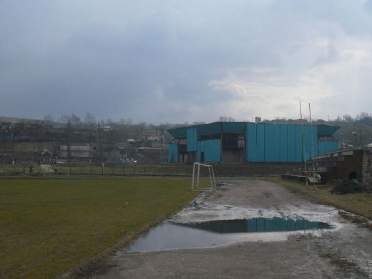 FOTO FABULOS! Mai rau de atat NU se poate! N-ai vazut niciodata asa ceva! Cum arata stadioanele in Moldova_13