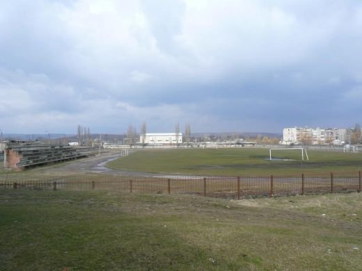 FOTO FABULOS! Mai rau de atat NU se poate! N-ai vazut niciodata asa ceva! Cum arata stadioanele in Moldova_15