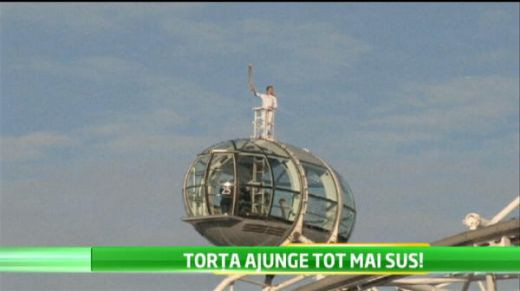 O pustoaica de 17 ani care a uimit lumea a purtat torta olimpica alaturi de Muamba! Ce lectie a dat in fata a milioane de barbati: