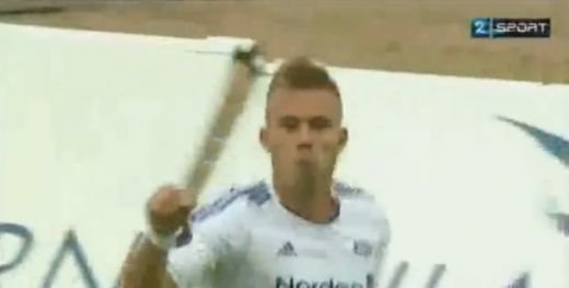 Ba, sunteti GAY TOTI! A mimat sexul ORAL pe terenul de fotbal! Gest SCANDALOS pe terenul de fotbal