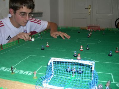 GE-NI-AL! A aparut si Fifa pentru BATRANEI! :) Vezi cum arata jocul care il va tine in casa pe bunicul tau: _6