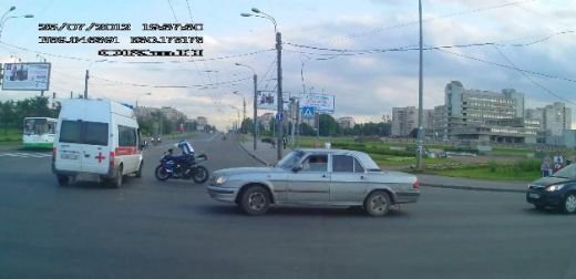 VIDEO TRAGICOMIC: Record mondial! Cea mai rapida ambulanta din istorie&nbsp;a luat din&nbsp;voleu un motociclist!