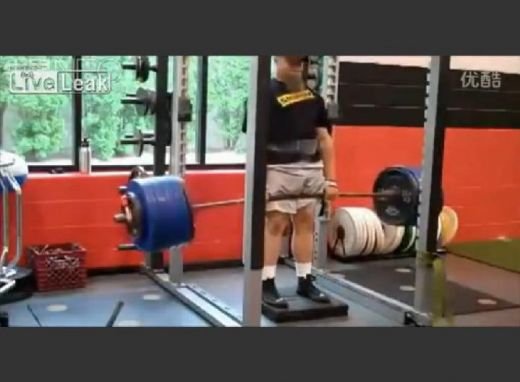 Tata, da-mi si mie o perna! . VIDEO cu cel mai LESINAT powerlifter din lume, la propriu! :)