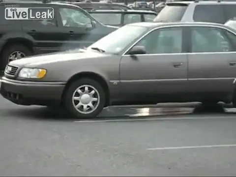 VIDEO / Cum sa iti OMORI masina in 126 de secunde: A adormit in parcare iar cand s-a trezit era DAUNA TOTALA!