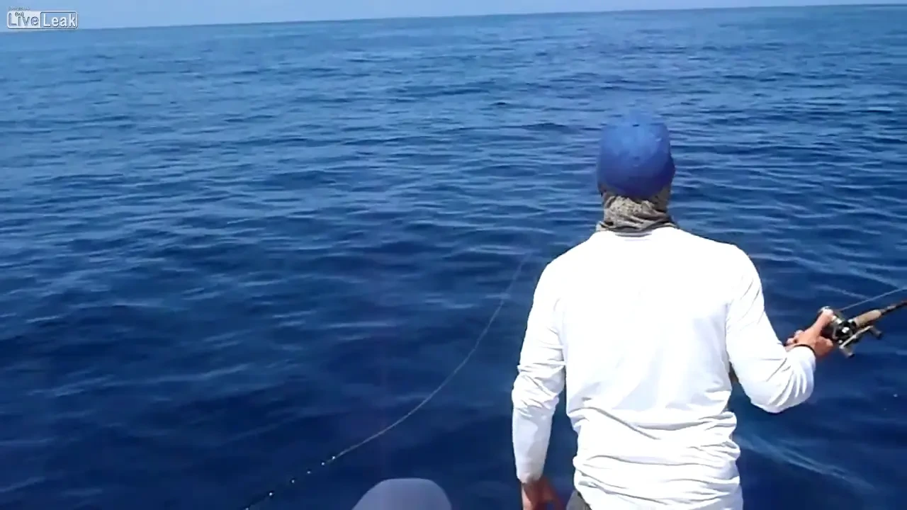 Doi pescari au crezut ca au halucinatii cand au vazut acest spectacol bizar: "Dumnezeule, ce se intampla?? Filmeaza asta"