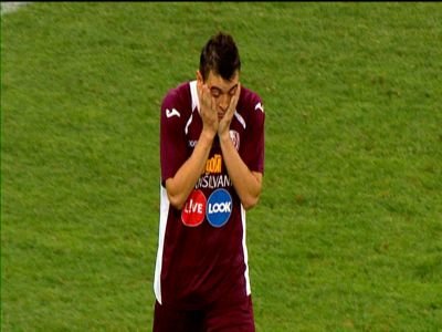 VIDEO! Un campion de la CFR va ajunge la tribunal! A intrat cu masina in sediul Prefecturii din Cluj! Reactia celor de la CFR: