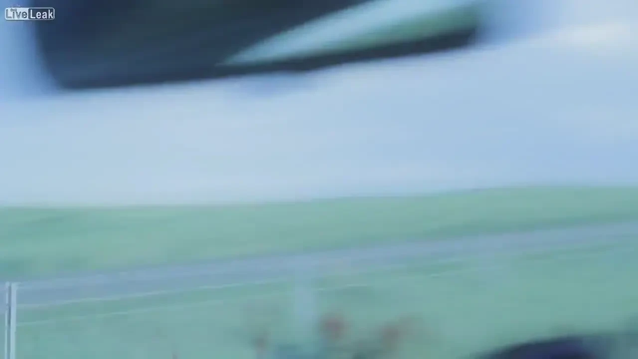 VIDEO HORROR! Au filmat cum venea o RACHETA spre ei pe autostrada! Controversa care innebunit lumea: crezi ca e FAKE?