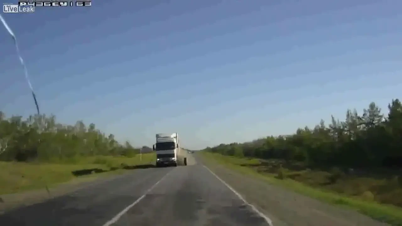 MEGA ATENTIE! Si tu poti pati asta! Ce se intampla cu roata IMENSA a unui TIR aflat in viteza maxima!