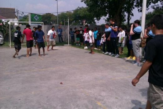 FOTO Pantilimon si Tevez le-au facut cea mai tare SURPRIZA unor pusti! Aparitia dementiala din Malaezia!