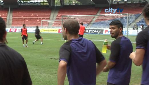 VIDEO SENZATIONAL! Pantilimon, martor la recrearea celui mai TARE gol din istoria Premier League! O LEGENDA de 46 de ani i-a dat pe spate pe Aguero si Tevez: