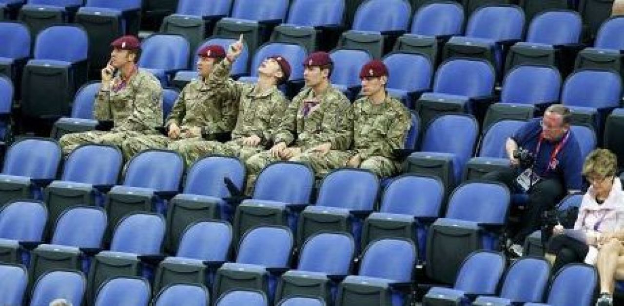 Englezii au adoptat tactica Stelei pentru a acoperi partea JENANTA a Olimpiadei: au adus militari in tribune :) EXPLICATIA pentru singura bila NEAGRA de la JO:_1