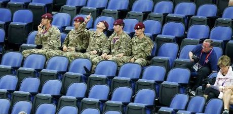 Englezii au adoptat tactica Stelei pentru a acoperi partea JENANTA a Olimpiadei: au adus militari in tribune :) EXPLICATIA pentru singura bila NEAGRA de la JO:_1