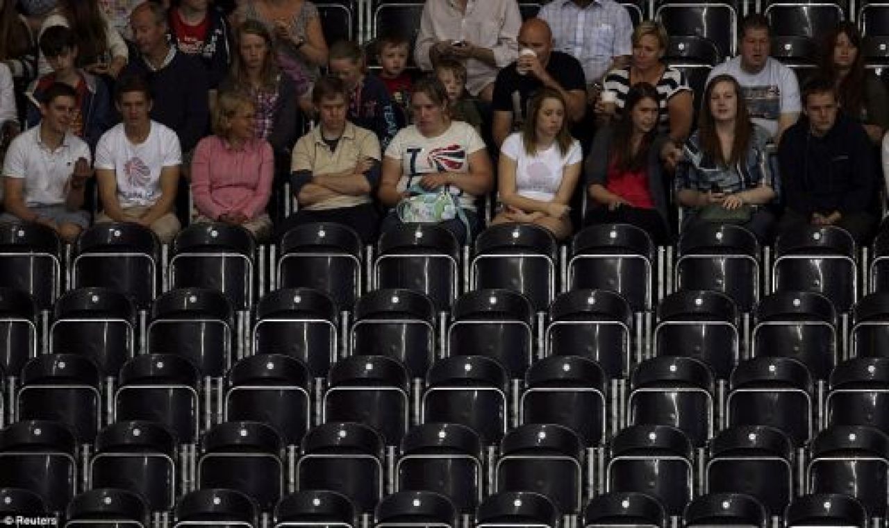Englezii au adoptat tactica Stelei pentru a acoperi partea JENANTA a Olimpiadei: au adus militari in tribune :) EXPLICATIA pentru singura bila NEAGRA de la JO:_3