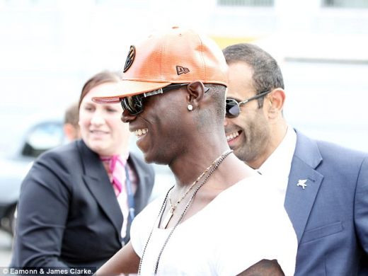 Balotelli s-a ASCUNS IN BAIE dupa faza asta! ULTIMA nebunie a starului de la City! Ce a facut la revenirea in Anglia: