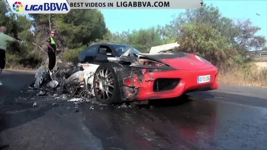 VIDEO INCREDIBIL: Un fotbalist si-a privit disperat masina cum se face SCRUM: "Ajutor!! Am un Ferrari care a luat foc"