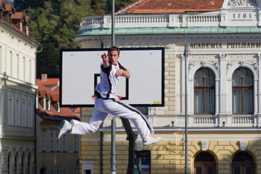 Sfideaza gravitatia! Rotire de 1080 de grade in aer! E posibil?