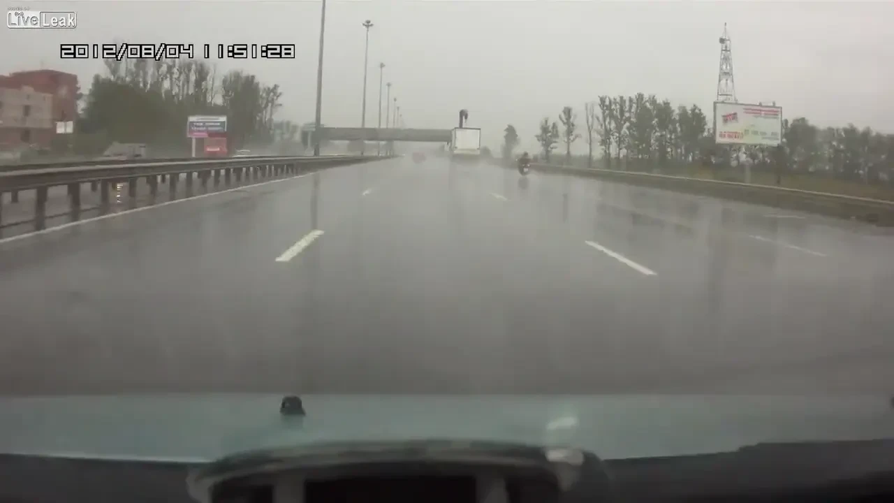A UITAT ce transporta si a distrus autostrada: Un motociclist a scapat MIRACULOS! Inca doi metri si era MORT! VIDEO