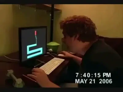 Cea mai PROASTA gluma din lume! Vezi ce l-a facut sa bage mana prin monitor! VIDEO CRIMINAL