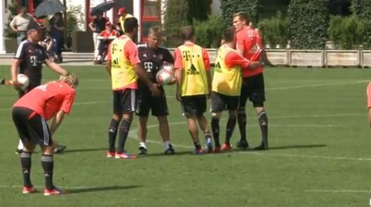 INCREDIBIL! Jucatorii lui Bayern se bat intre ei: Lahm si Ribery au oprit un scandal la ultimul antrenament deschis presei! VIDEO