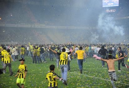 TEROARE pe strazi in Piatra Neamt inainte de Vaslui - Fenerbahce: turcii au traversat strada sa se bata cu moldovenii! VIDEO EXCLUSIV_1