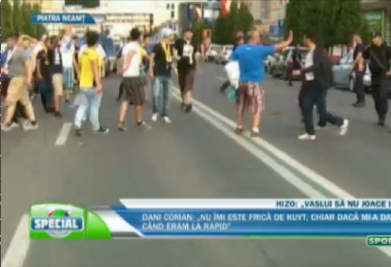 TEROARE pe strazi in Piatra Neamt inainte de Vaslui - Fenerbahce: turcii au traversat strada sa se bata cu moldovenii! VIDEO EXCLUSIV_2