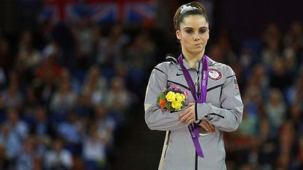 Americanii au UMILIT-O pe gimnasta invinsa de Sandra Izbasa: Nu a stiut sa piarda. Vezi cum rad de ea:_1