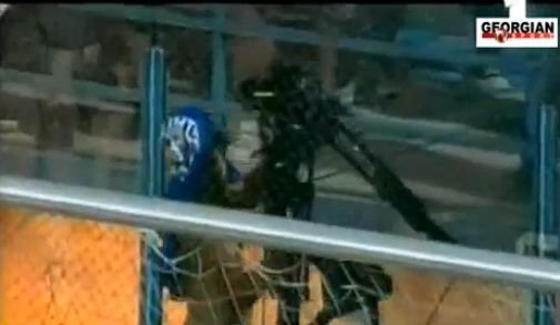 Meci ABSOLUT NEBUN in Europa League: Au aruncat in foc camerele tv! Arbitrul a suspendat meciul dupa o invazie a fanilor: