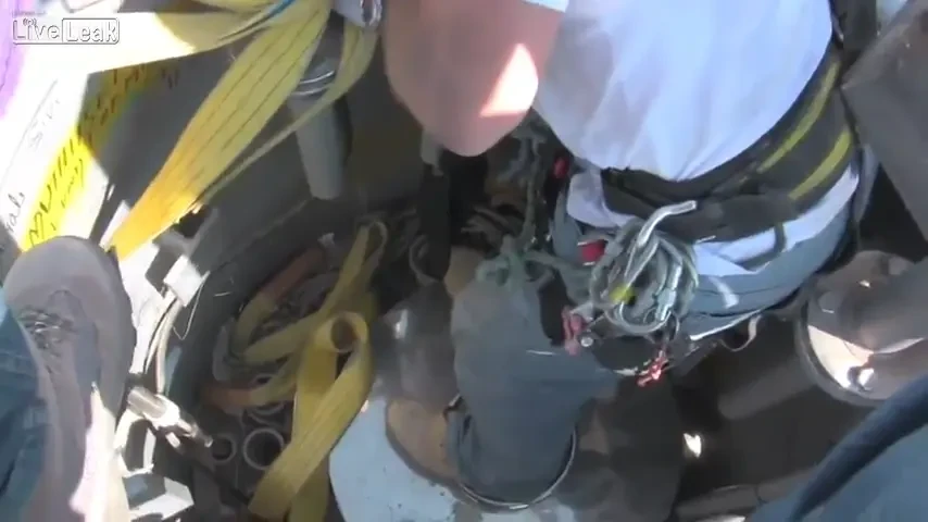 VIDEO Imagini INCREDIBILE! Nebunul asta sta agatat de o sfoara in varful celei mai MARI cladiri din lume! Arabii sunt SOCATI!